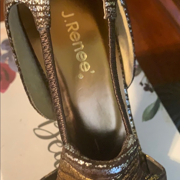 J. Renee Platinum, Gold, and silver pumps, Sz 7.5M - Picture 9 of 12